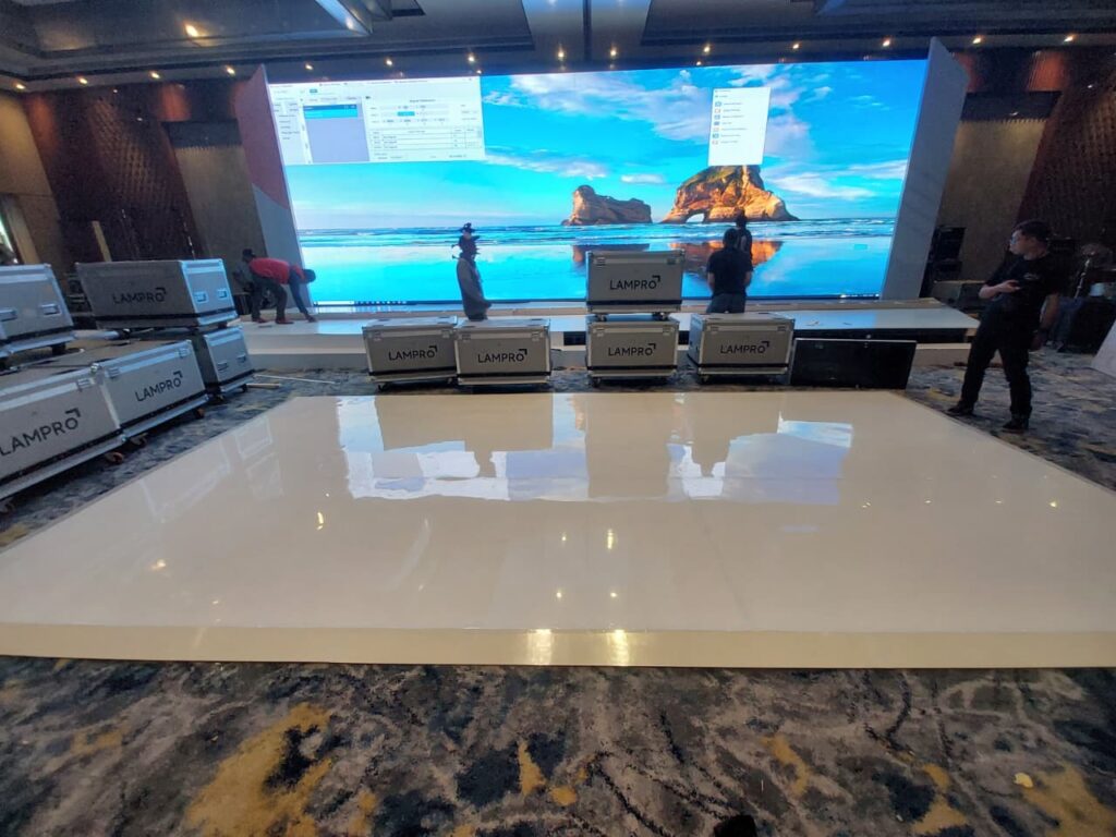 Sewa Flooring Melamin Hitam dan Putih