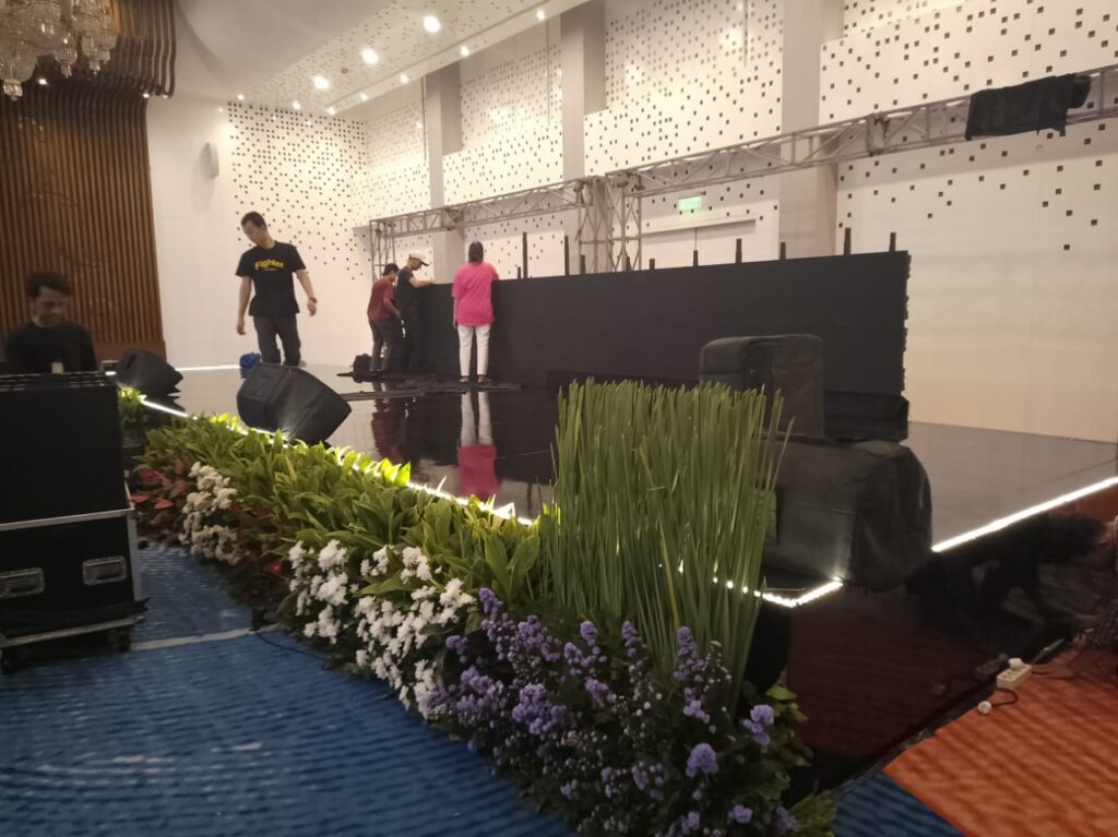 Sewa Flooring Melamin Hitam dan Putih