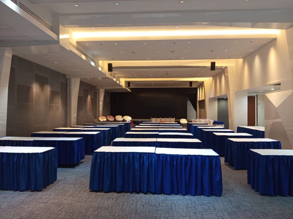 Sewa Meja Kotak di Jakarta 