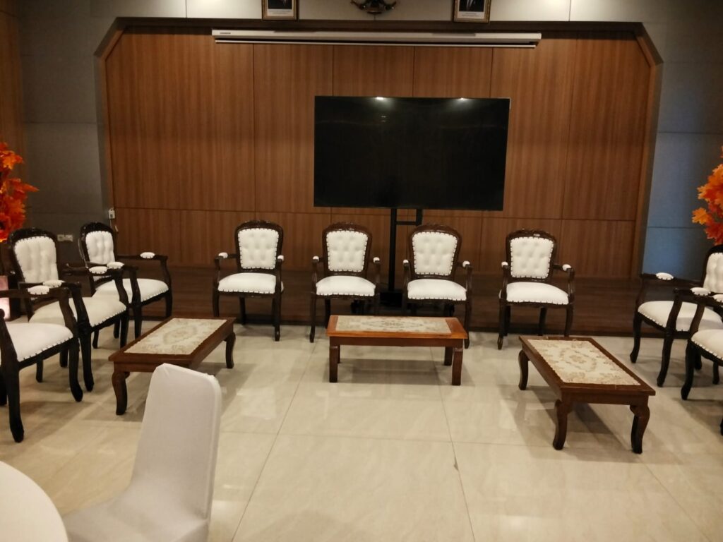 Sewa Kursi Kayu VIP Jakarta
