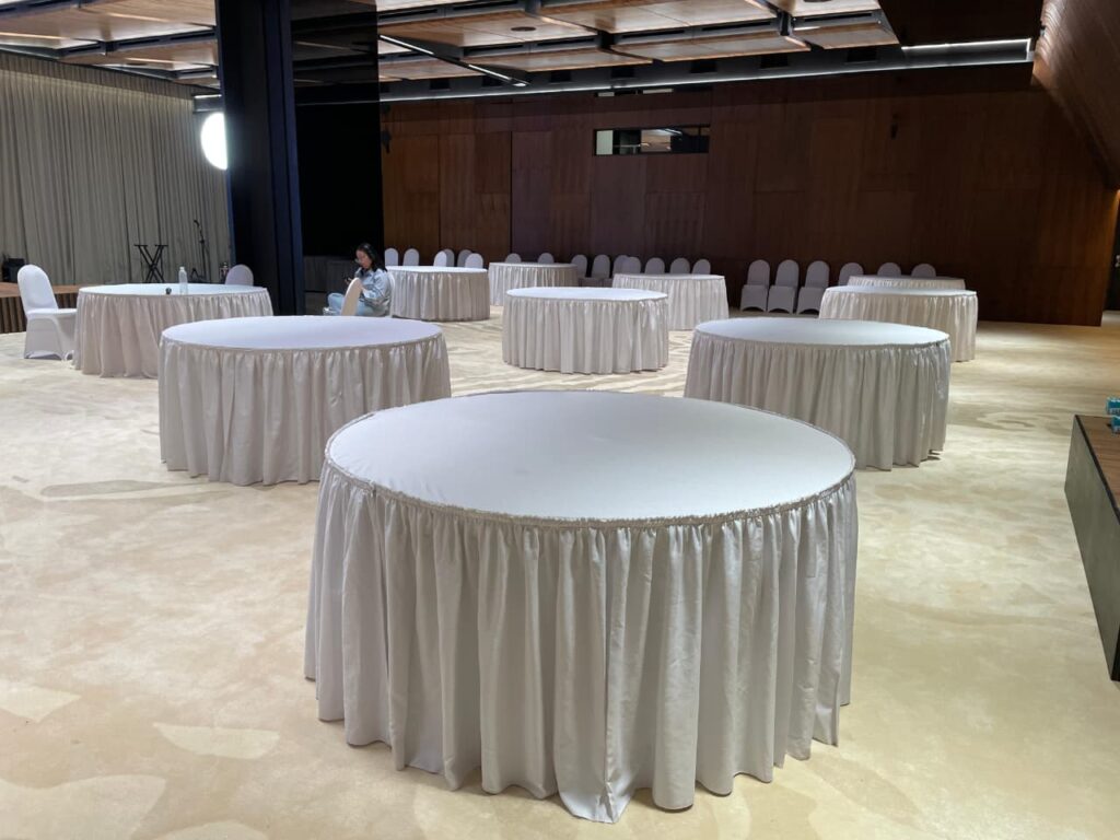 Sewa Meja Bulat Cover Tebar